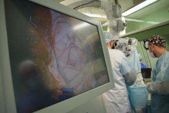 Впервые в отделении нейрохирургии ФМБЦ им. А.И. Бурназяна ФМБА России провели операцию по удалению опухоли головного мозга с применением методики пробуждения пациента во время операции