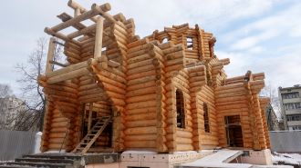 Сбор сруба больничного храмового корпуса во имя Святителя Луки (Войно-Ясенецкого) и врачей-безмездников завершён