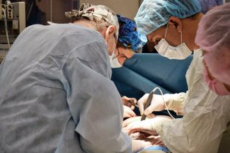 Хирурги ФМБЦ им. А.И. Бурназяна выполнили уникальную реконструктивную операцию на груди у пациентки после мастэктомии