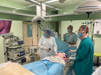 Хирурги ФМБЦ им.А.И. Бурназяна удалили 20-ти сантиметровую опухоль забрюшинной полости, проросшую в ногу