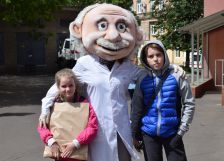 В день защиты детей в ФМБЦ им.А.И.Бурназяна опыты показывал Альберт Эйнштейн