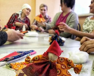 Для пациентов отделения прошёл мастер-класс по изготовлению вятской куклы "Колокольчик"