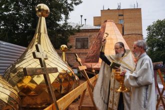 Проведён чин освящения куполов и крестов больничного храмового корпуса во имя святителя Луки (Войно-Ясенецкого) и врачей-безмездников