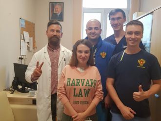 Женщина, эвакуированная из Уфы санавиацией ФМБА России, выписана из стационара и едет на встречу с дочкой!