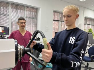 Генеральный директор ФМБЦ им.А.И. Бурназяна Александр Самойлов помог исполнить мечту 13-летнего школьника из Москвы