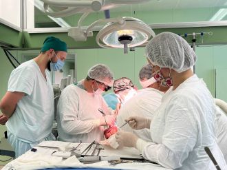 Хирурги ФМБЦ им.А.И. Бурназяна провели сложную операцию по удалению злокачественной опухоли 12-перстной кишки.