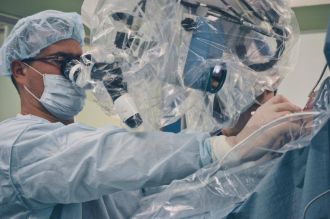 В ФМБЦ им. А.И.Бурназяна  впервые применён метод микрохирургического клипирования  аневризмы головного мозга, существенно снижающий риски и сокращающий время реабилитации пациента