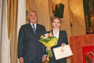 Руководитель ФМБА России В.В. Уйба наградил заведующую отделом медицинской физики ФМБЦ им. А.И. Бурназяна ФМБА России, молодого учёного Марию Колыванову премией А.И. Бурназяна