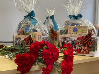 Сотрудники ГНЦ ФМБЦ им. А.И. Бурназяна вручили ветеранам праздничные наборы