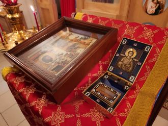 В храмовый корпус св.Луки (Войно-Ясенецкого) и Врачей Безмездников привезли мощи вмч. целителя Пантелеимона