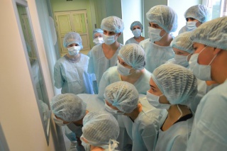 ФМБЦ им. А.И. Бурназяна запустил программу профориентации "Будущее медицины" для школьников СЗАО