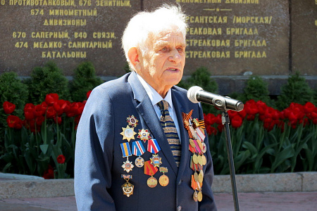 В Севастополе развернули 80-метровую Георгиевскую ленту