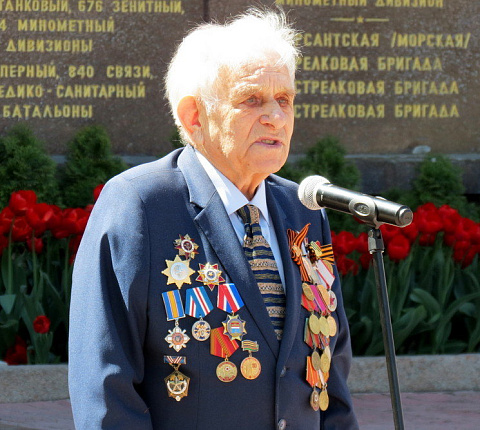 В Севастополе развернули 80-метровую Георгиевскую ленту