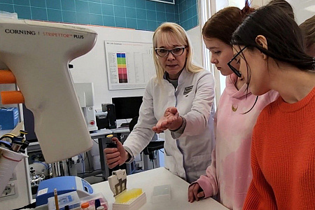 Центр биомедицинских и аддитивных технологий посетили учащиеся московской школы