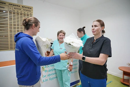 Активисты "Молодой Гвардии" поздравили сотрудников Центра с Днем медицинского работника