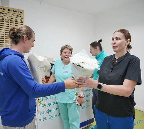 Активисты "Молодой Гвардии" поздравили сотрудников Центра с Днем медицинского работника