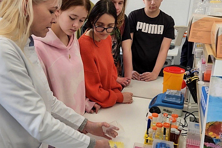 Центр биомедицинских и аддитивных технологий посетили учащиеся московской школы