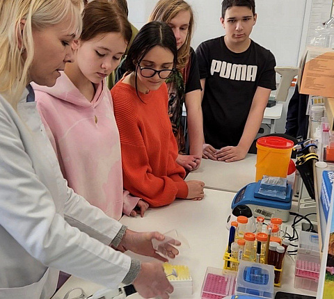 Центр биомедицинских и аддитивных технологий посетили учащиеся московской школы