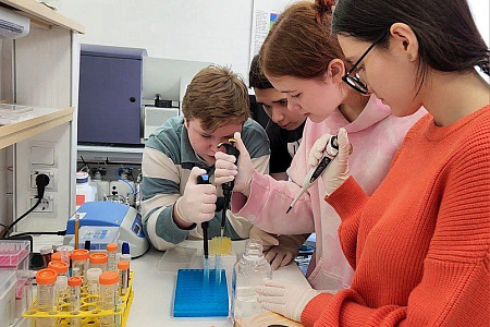 Центр биомедицинских и аддитивных технологий посетили учащиеся московской школы