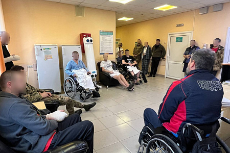 Известный паралимпиец Игорь Коробейников встретился с военнослужащими, которые находятся на лечении и реабилитации в ФМБЦ им.А.И. Бурназяна ФМБА России