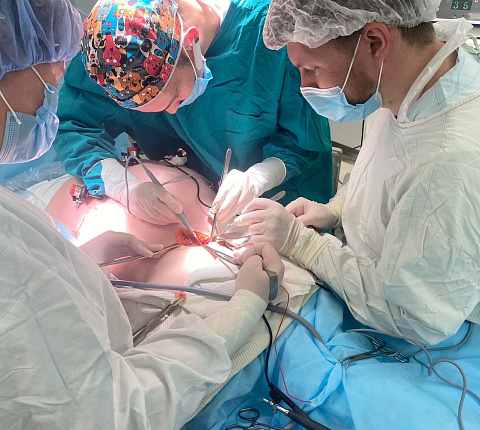 Хирурги ФМБЦ им.А.И. Бурназяна удалили 20-ти сантиметровую опухоль забрюшинной полости, проросшую в ногу