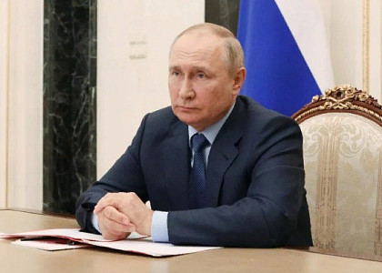 Путин поручил правительству увеличить зарплаты бюджетникам