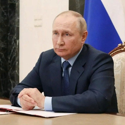 Путин поручил правительству увеличить зарплаты бюджетникам