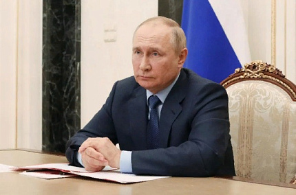 Путин поручил правительству увеличить зарплаты бюджетникам