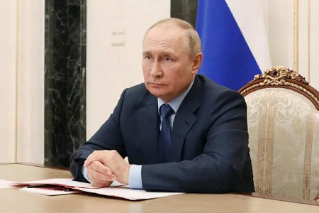 Путин поручил правительству увеличить зарплаты бюджетникам