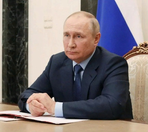 Путин поручил правительству увеличить зарплаты бюджетникам