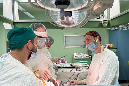 Хирурги ФМБЦ им.А.И. Бурназяна провели сложную операцию по удалению злокачественной опухоли 12-перстной кишки.