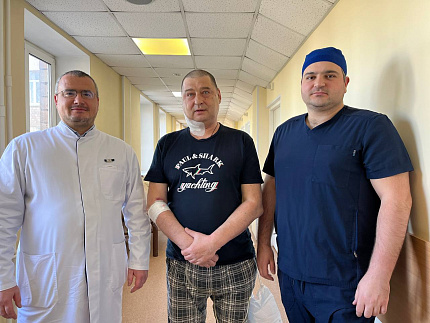Нейрохирурги ФМБЦ им. А.И. Бурназяна «отсоединили» голову от шеи, чтобы удалить разрушенный онкопроцессом шейный позвонок