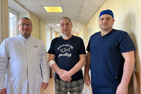 Нейрохирурги ФМБЦ им. А.И. Бурназяна «отсоединили» голову от шеи, чтобы удалить разрушенный онкопроцессом шейный позвонок