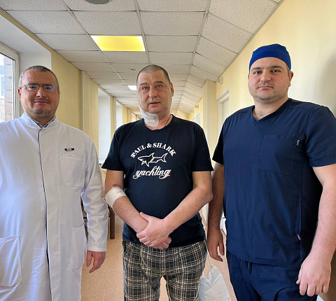 Нейрохирурги ФМБЦ им. А.И. Бурназяна «отсоединили» голову от шеи, чтобы удалить разрушенный онкопроцессом шейный позвонок