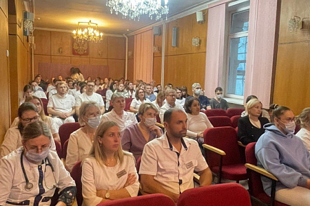 Главный инфекционист ФМБА России Владимир Никифоров провел лекцию по профилактике менингококковой инфекции