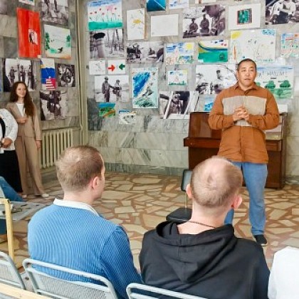 Музыка, тепло и слова поддержки: артисты театра «Et Cetera» встретились с участниками СВО в Центре Бурназяна