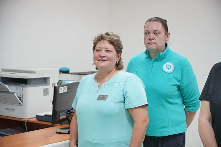 Активисты "Молодой Гвардии" поздравили сотрудников Центра с Днем медицинского работника