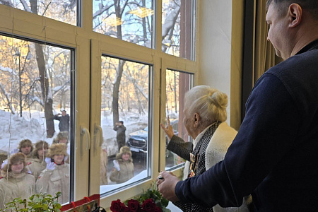 Коллектив ГНЦ ФМБЦ им.А.И.Бурназяна ФМБА России поздравил ветерана Центра Валентину Минаева со 105-летним юбилеем