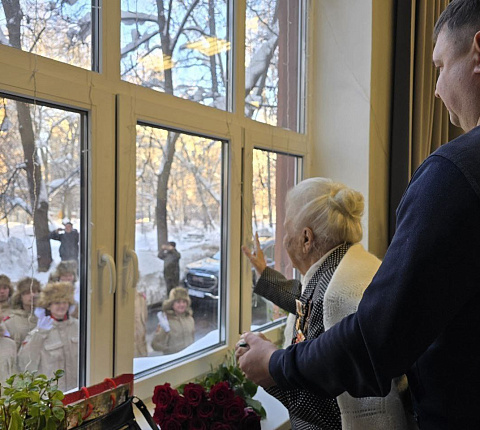 Коллектив ГНЦ ФМБЦ им.А.И.Бурназяна ФМБА России поздравил ветерана Центра Валентину Минаева со 105-летним юбилеем