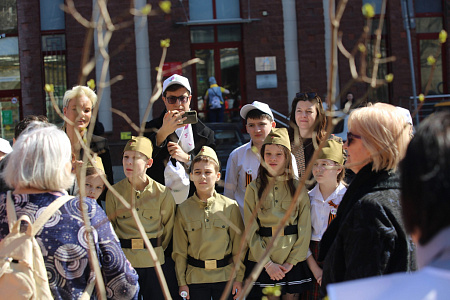 Ординаторы и аспиранты МБУ ИНО ФМБЦ им.А.И. Бурназяна приняли участие в патриотической акции «Сирень Победы»