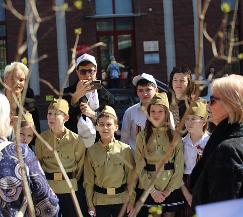 Ординаторы и аспиранты МБУ ИНО ФМБЦ им.А.И. Бурназяна приняли участие в патриотической акции «Сирень Победы»