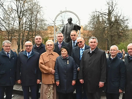Основоположнику отечественной радиационной медицины. В Москве открыт памятник Аветику Игнатьевичу Бурназяну