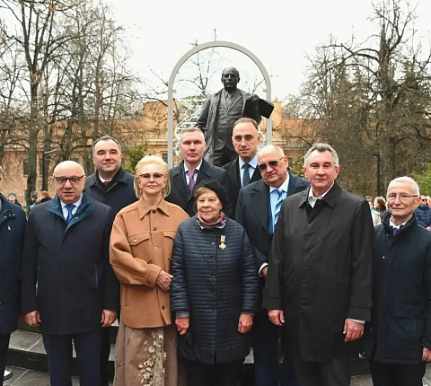 Основоположнику отечественной радиационной медицины. В Москве открыт памятник Аветику Игнатьевичу Бурназяну