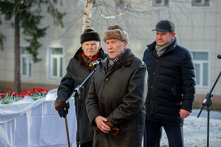 В ФМБЦ им. А.И. Бурназяна ФМБА России состоялось торжественное  открытие памятника «Первопроходцам в радиационной медицине от благодарных потомков»