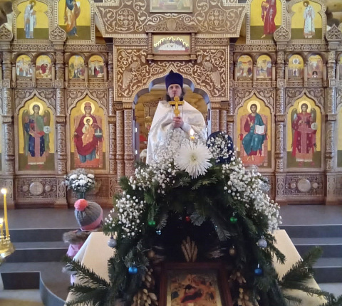 В храмовом корпусе во имя святителя Луки Крымского ФМБЦ им. А.И.Бурназяна ФМБА России 6 января 2023 года   в Рождественский Сочельник прошло уставное богослужение