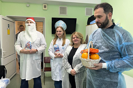 Военнослужащих, которые находятся на лечении и реабилитации в ГНЦ ФМБЦ им. А.И. Бурназяна ФМБА России, поздравили с наступающим Новым годом