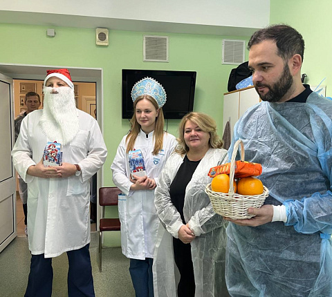 Военнослужащих, которые находятся на лечении и реабилитации в ГНЦ ФМБЦ им. А.И. Бурназяна ФМБА России, поздравили с наступающим Новым годом