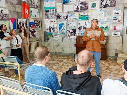 Музыка, тепло и слова поддержки: артисты театра «Et Cetera» встретились с участниками СВО в Центре Бурназяна
