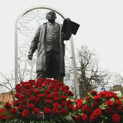 Основоположнику отечественной радиационной медицины. В Москве открыт памятник Аветику Игнатьевичу Бурназяну