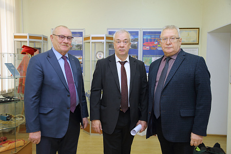 В ФМБЦ им. А.И. Бурназяна ФМБА России состоялось торжественное  открытие памятника «Первопроходцам в радиационной медицине от благодарных потомков»